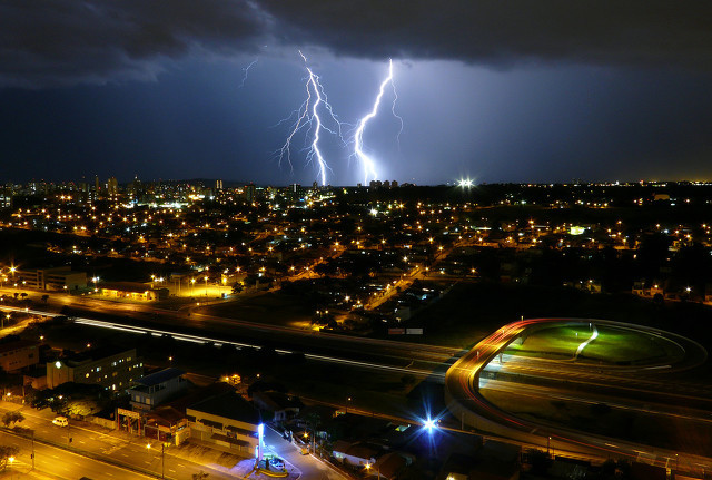 深夜打雷下雨害怕说说 夜晚打雷下雨的心情句子